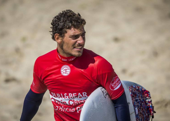 Alonso Correa clasificó a tercera ronda del surf en París 2024