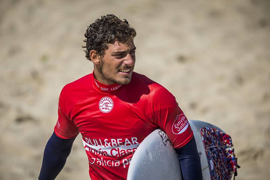 Alonso Correa clasificó a tercera ronda del surf en París 2024