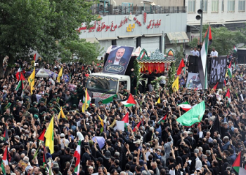 Miles de personas despidieron los restos del líder de Hamas