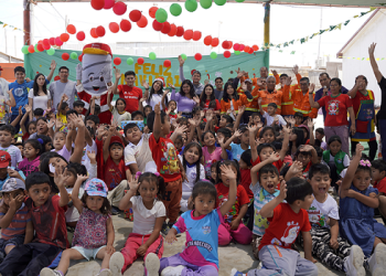 1,300 niños de Lima, Chimbote y Arequipa recibieron juguetes y alimentos en Navidad