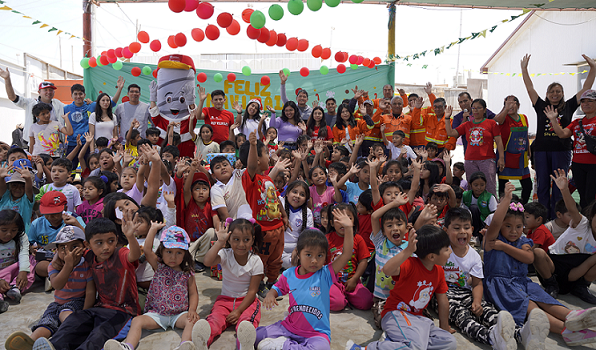 1,300 niños de Lima, Chimbote y Arequipa recibieron juguetes y alimentos en Navidad