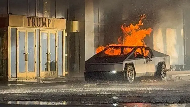 Explotó una camioneta de Tesla frente al hotel de Trump en Las Vegas